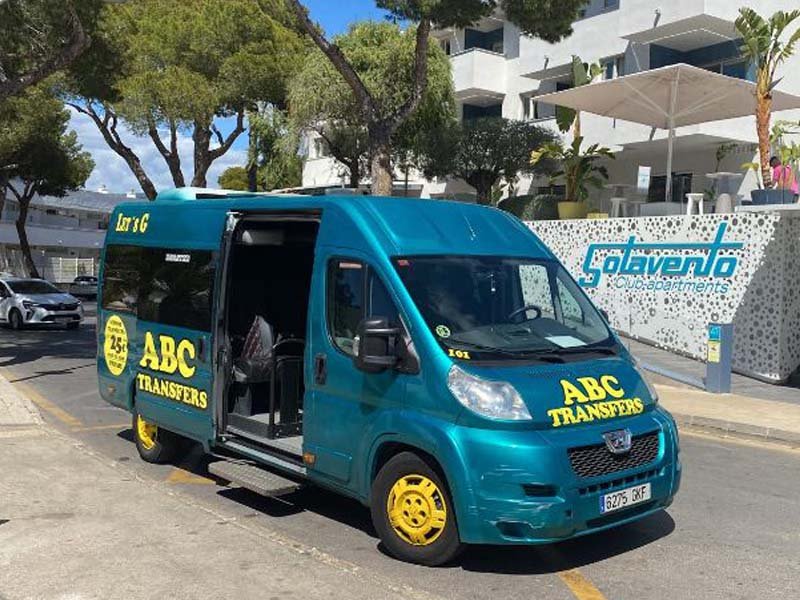 Big minivan service icon for group transportation in Mallorca by ABC Transfers.